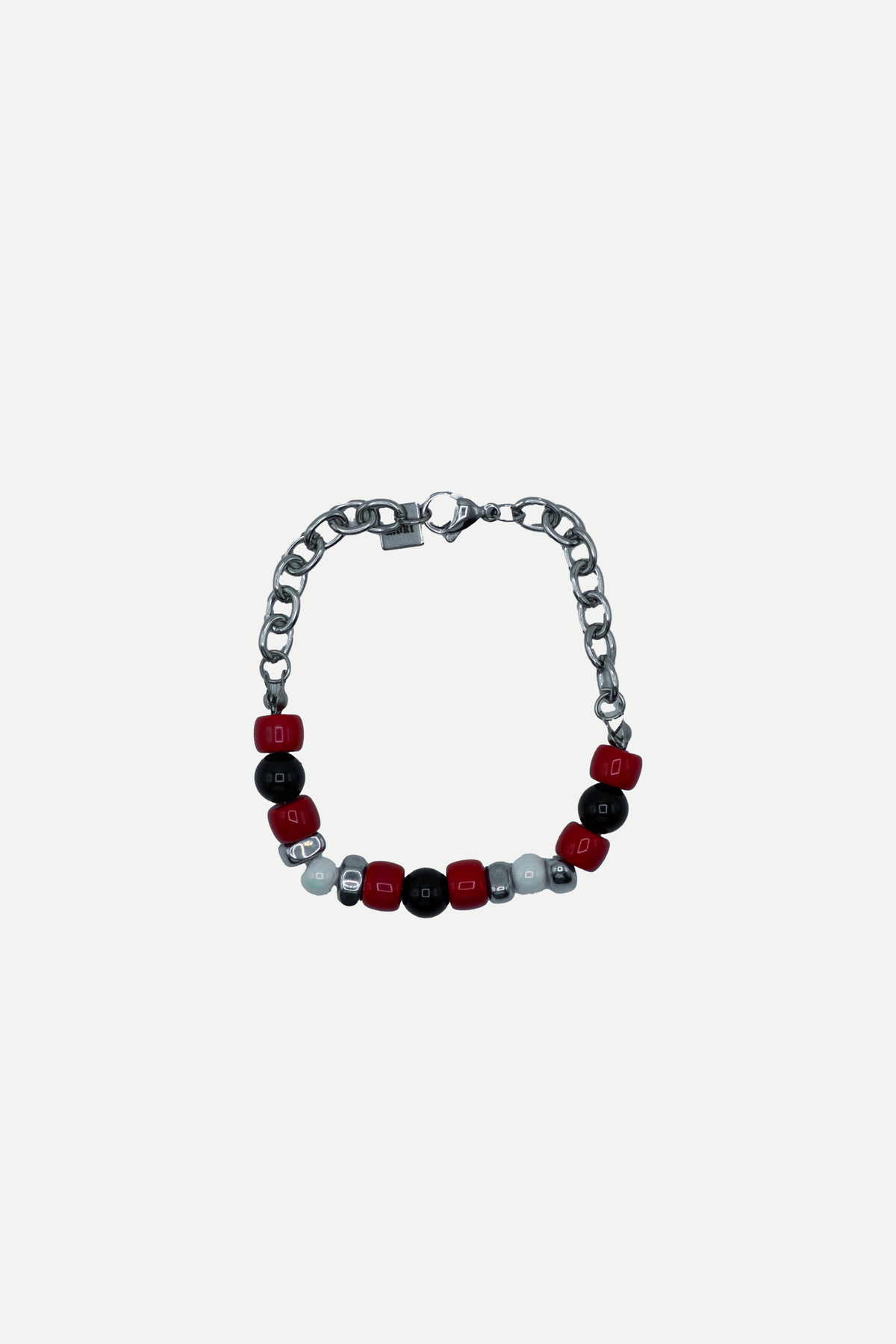 Senorita Bracelet con catena a maglie ovali color argento, elementi rossi, sfere nere e dettagli chiari