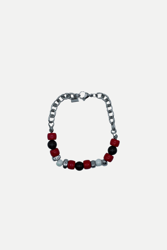 Senorita Bracelet con catena a maglie ovali color argento, elementi rossi, sfere nere e dettagli chiari
