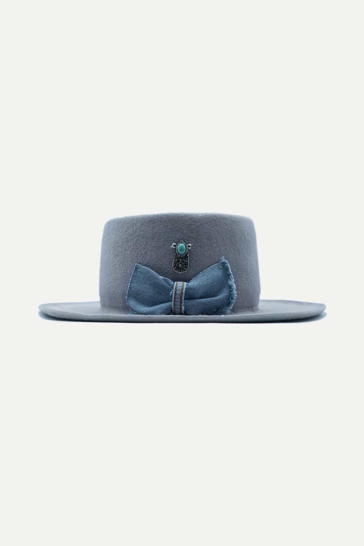 Vista laterale del cappello Polvo Sam grigio con fiocco azzurro