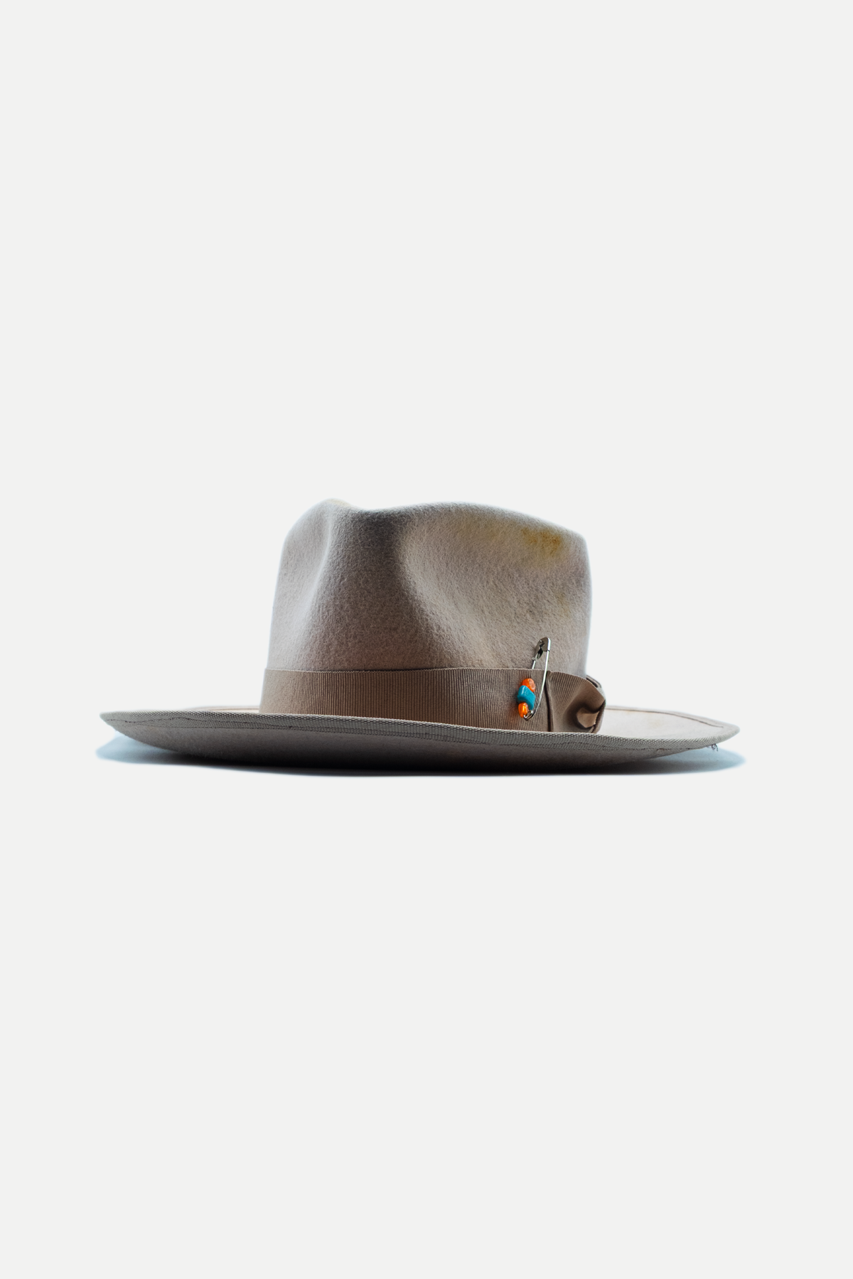 Cappello Gringo Karl grigio tortora a tesa ampia con spilla decorativa, vista laterale