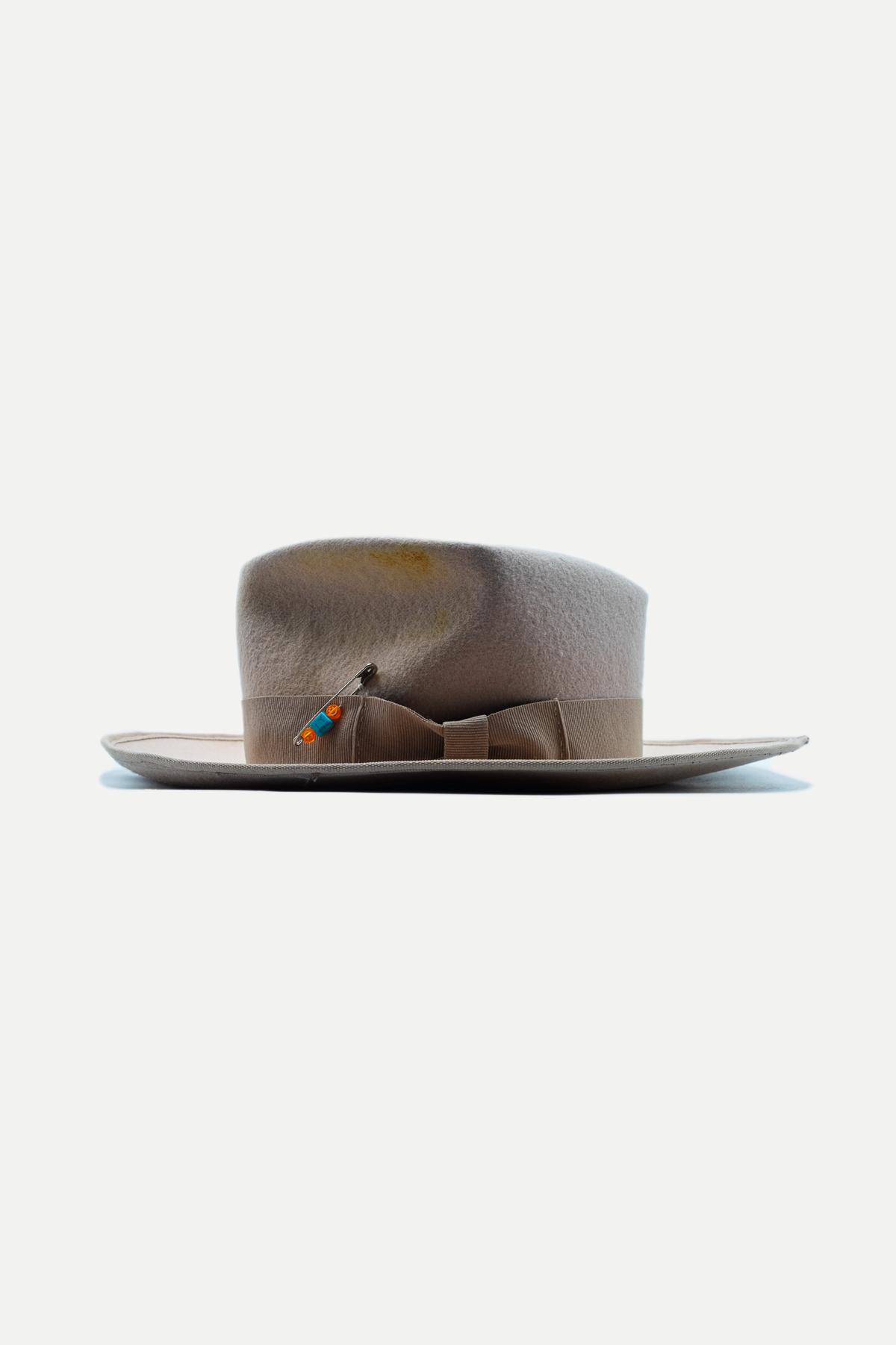 Cappello Gringo Karl, vista della corona sagomata e del nastro tono su tono