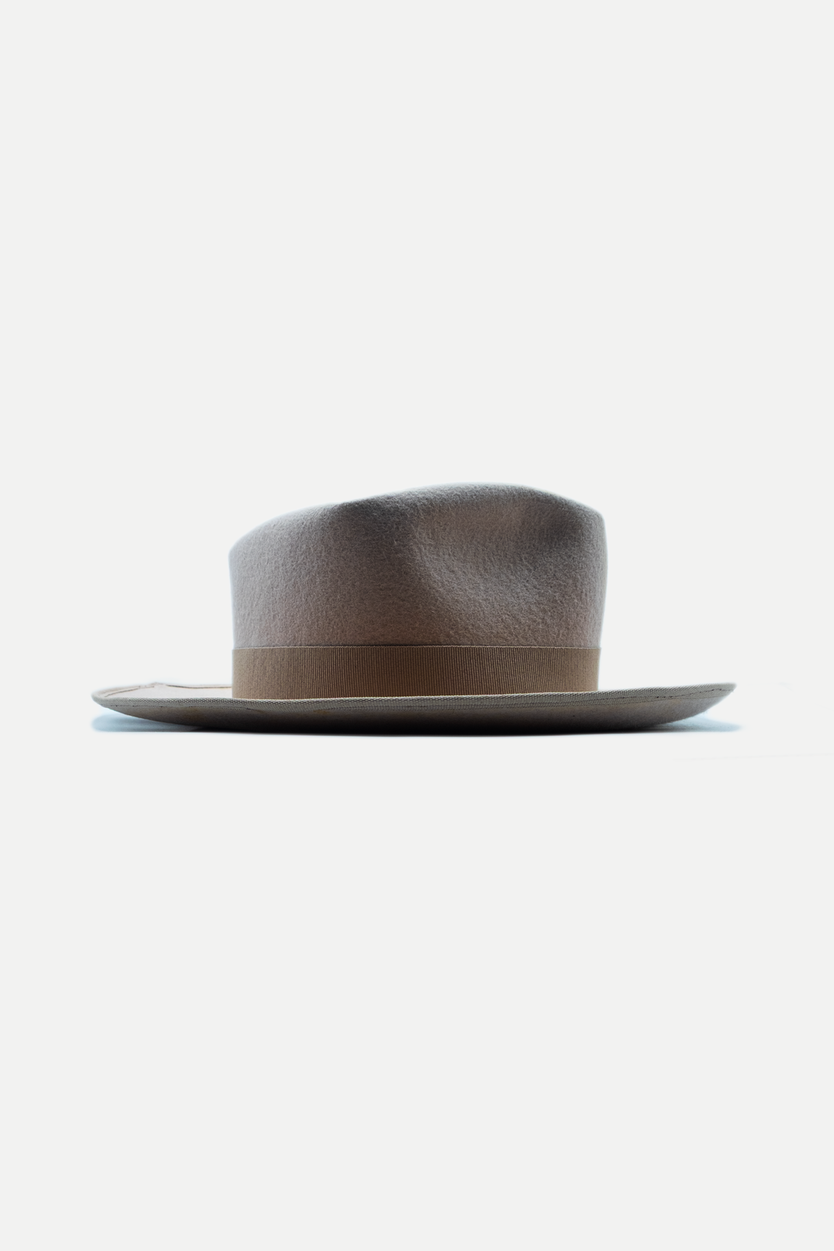 Profilo del cappello Gringo Karl grigio tortora con tesa ampia