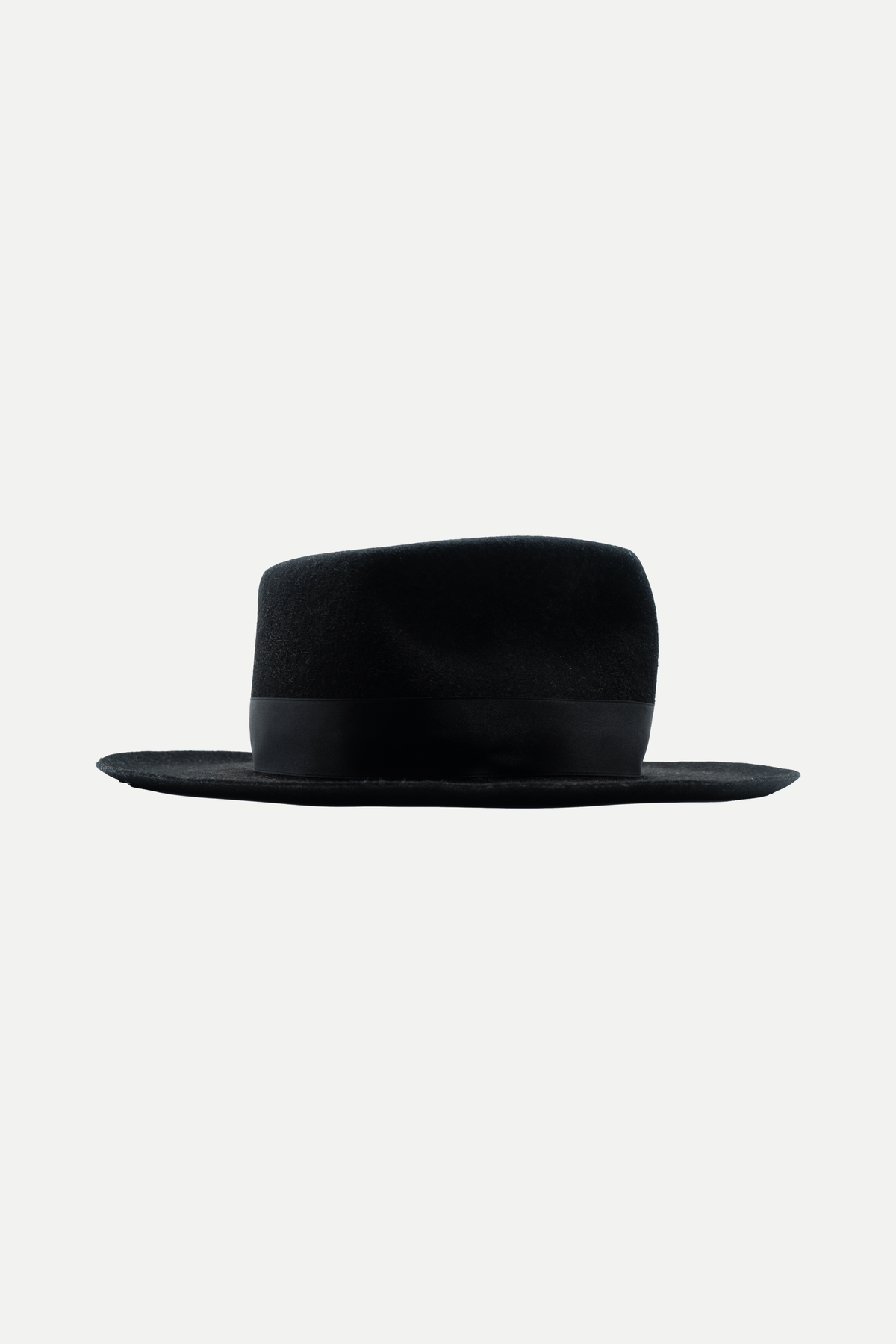 Senor Noir, silhouette del cappello nero a tesa ampia