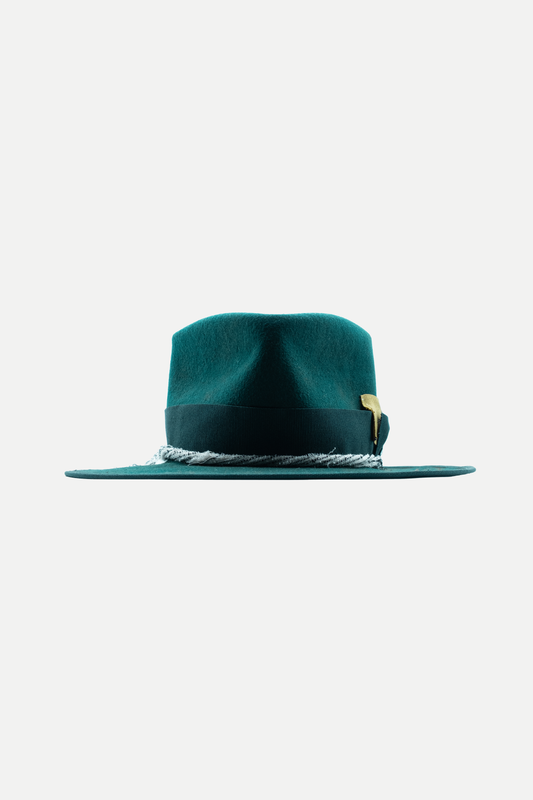 Don Esmeraldo, cappello fedora verde con fiocco a contrasto e spilla arancione