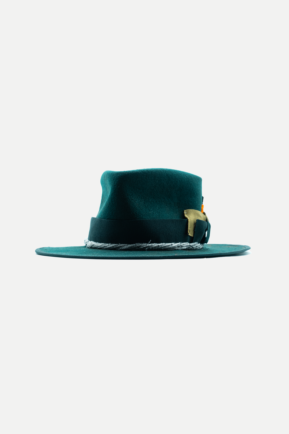 Don Esmeraldo, vista frontale del cappello verde a tesa ampia