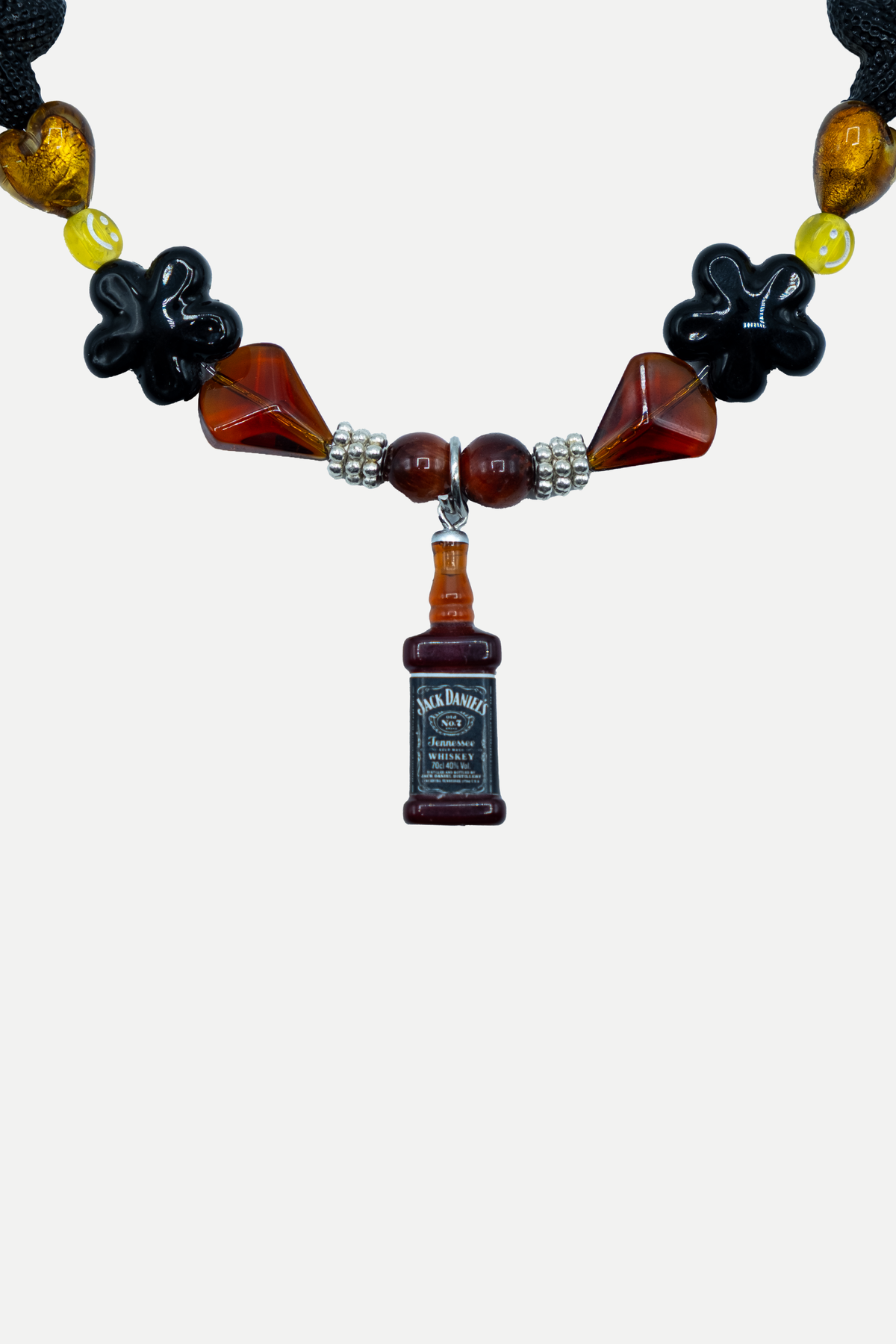 Classic Jack, dettaglio del pendente bottiglia di whiskey e delle perline multicolore