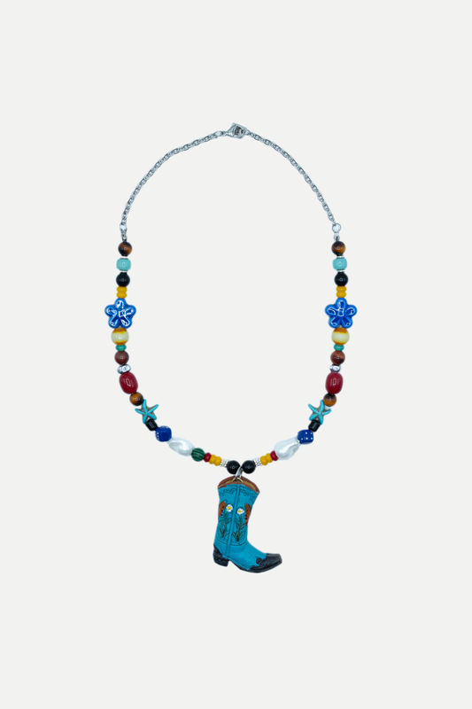 Gringo Boot Turquesa, dettaglio dello stivale turchese con motivi floreali e perline multicolore