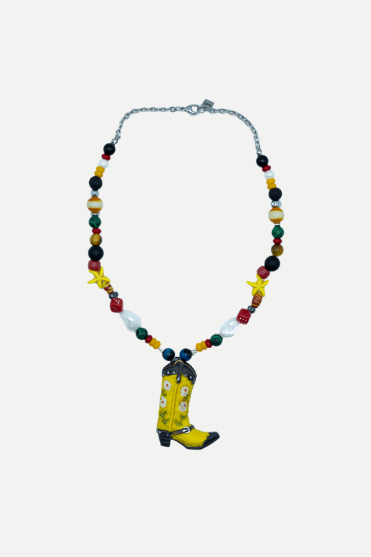 Gringo Boot Amarillo, dettaglio dello stivale giallo con fiori e delle stelle gialle