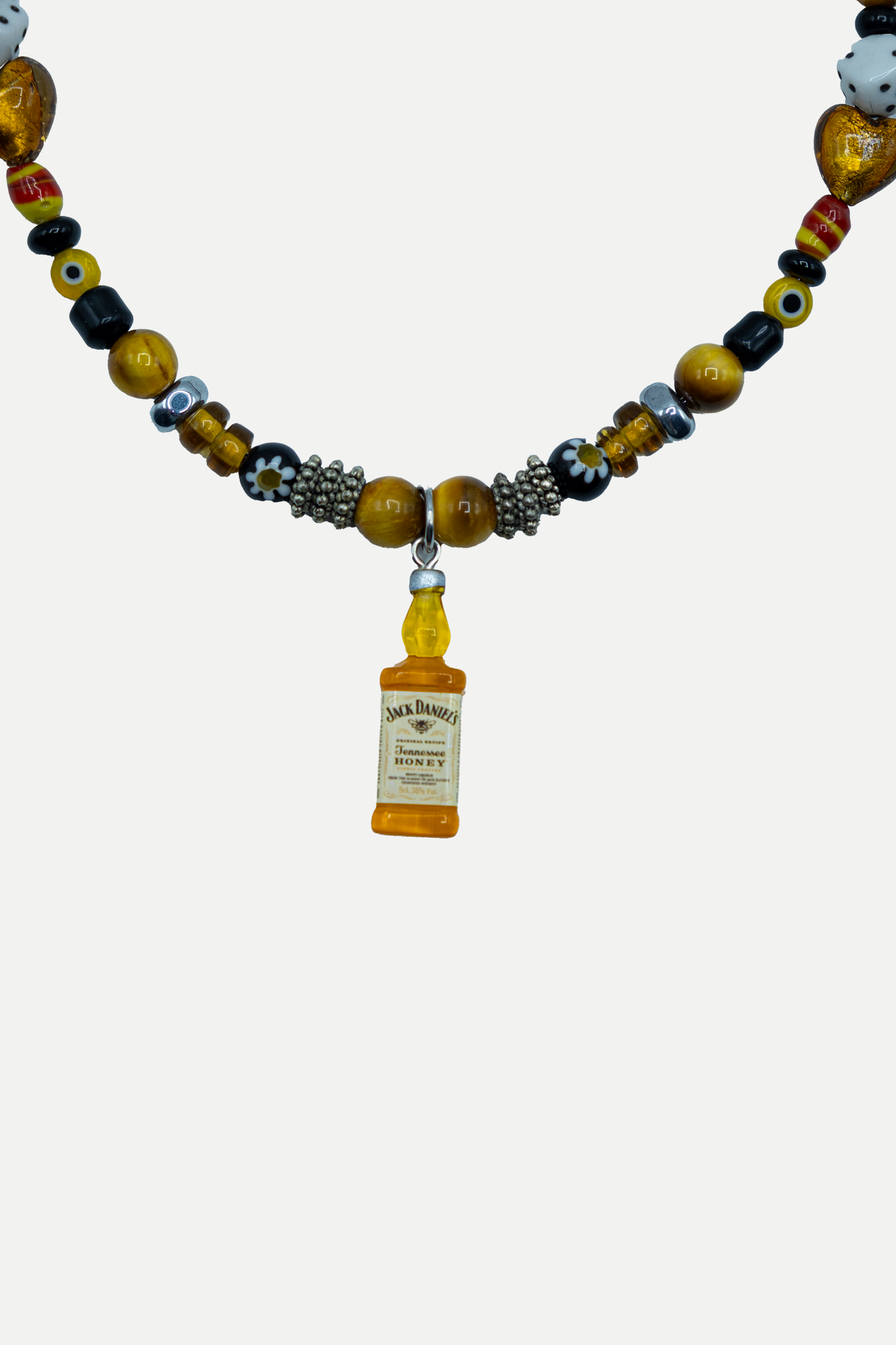 Collana Honey Jack con perline multicolore nei toni miele e pendente bottiglia di whiskey