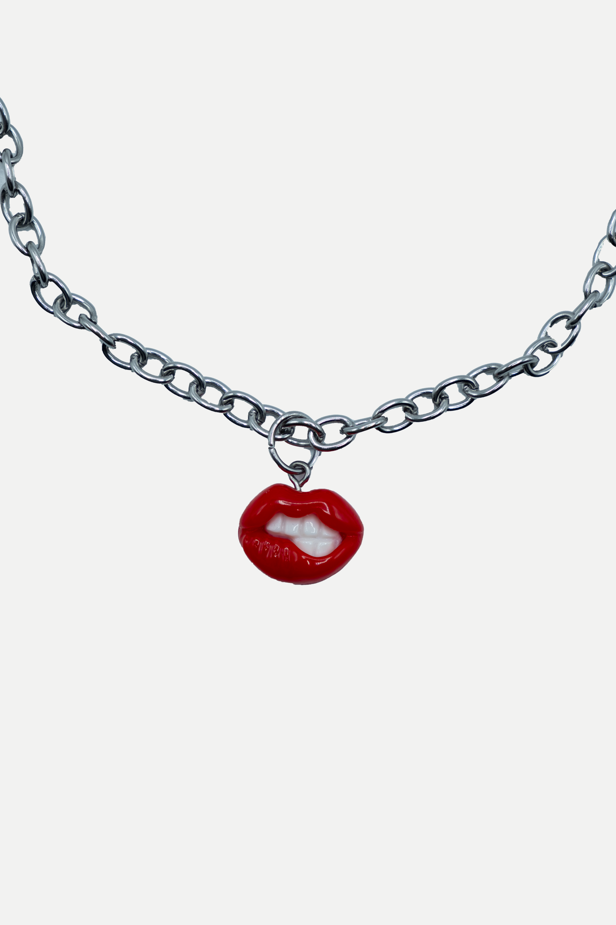 Señorita Lips Steel Necklace, dettaglio delle labbra rosse e della catena a maglie ovali