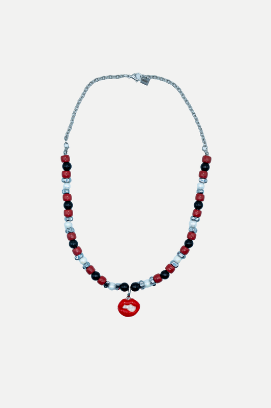 Senorita Lips, dettaglio del pendente a labbra rosse e delle perline a contrasto