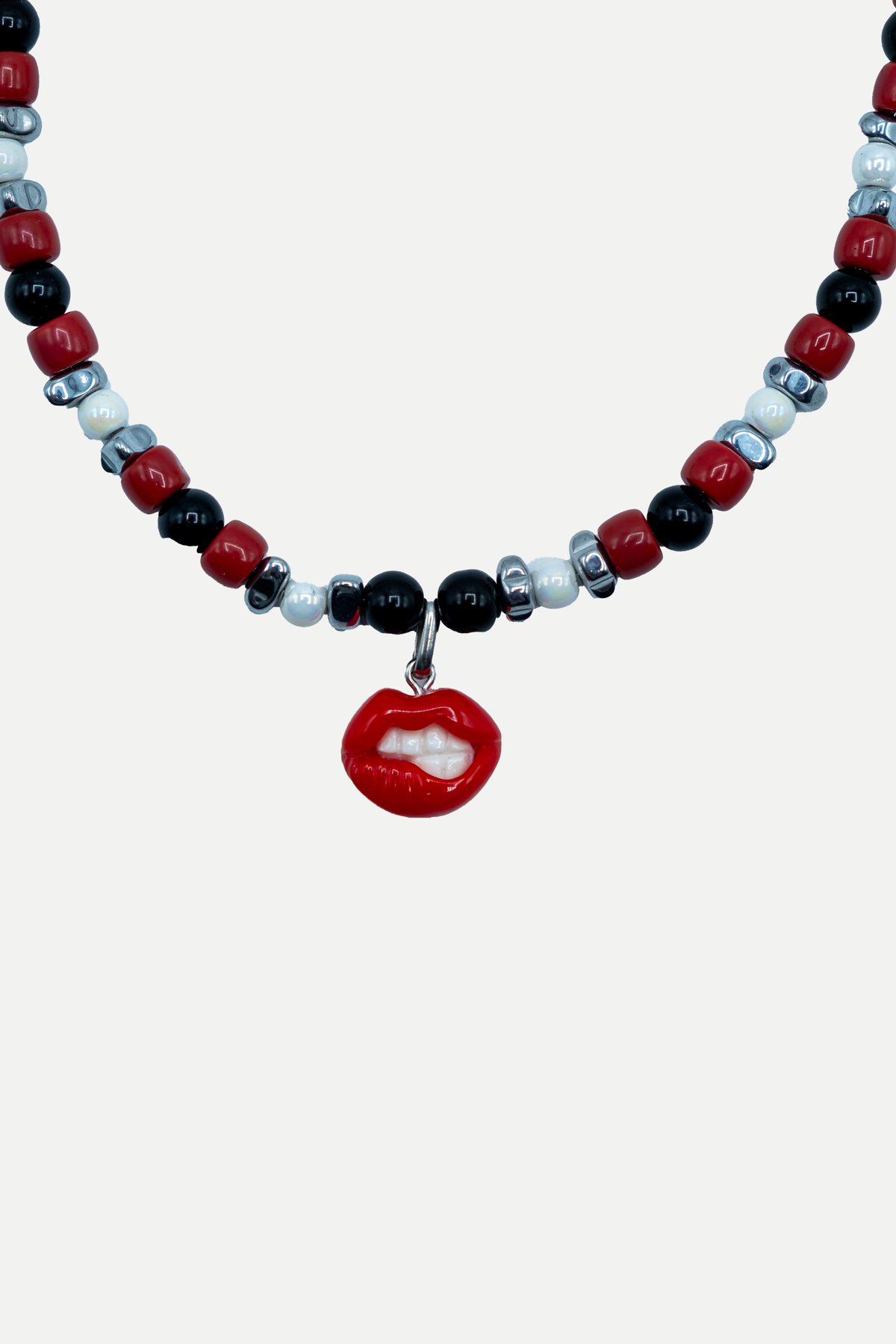 Collana Senorita Lips con perline rosse, nere e bianche e pendente a labbra rosse