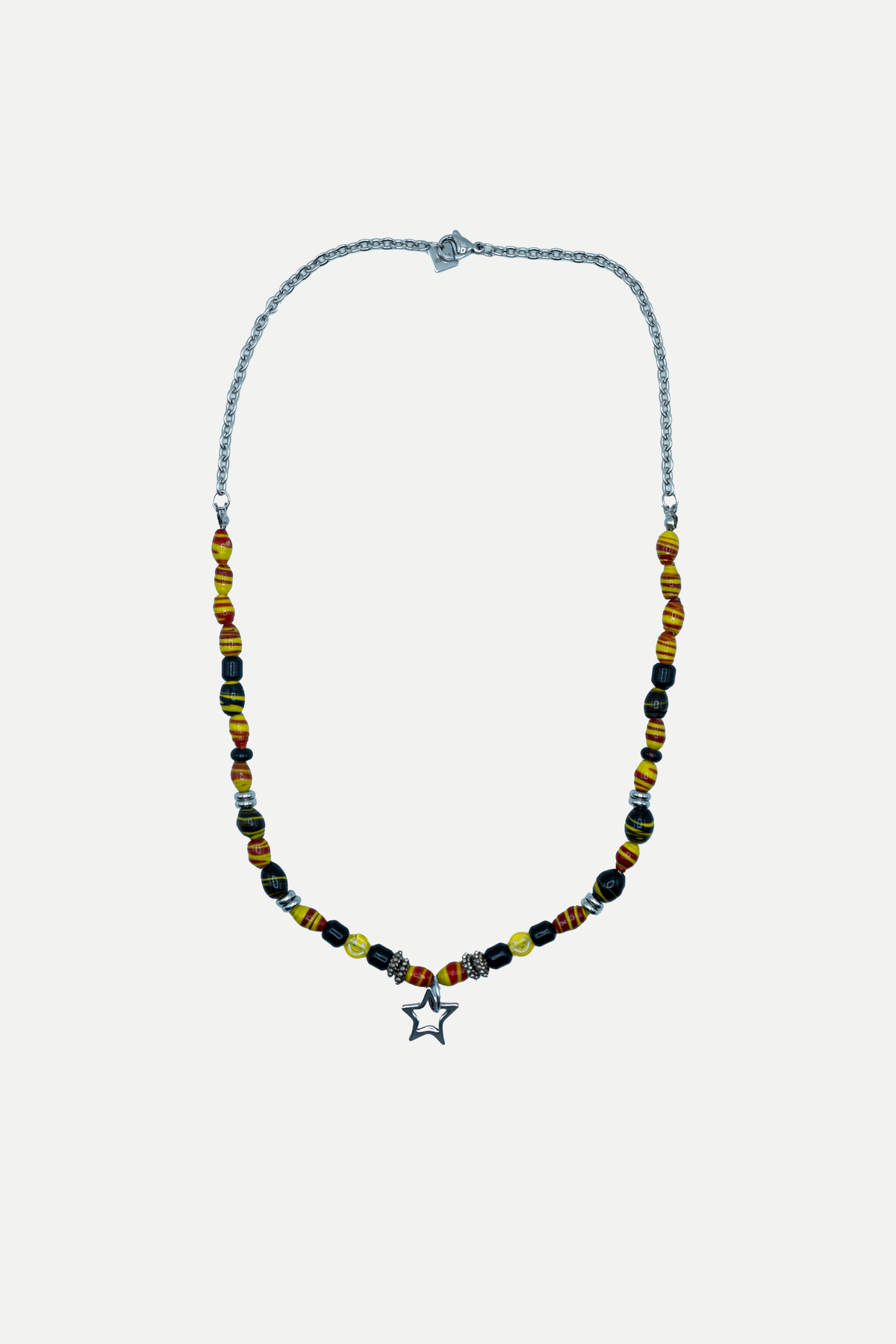 Sceriffa Star, dettaglio della stella dal profilo aperto, delle perline a righe e degli smile gialli