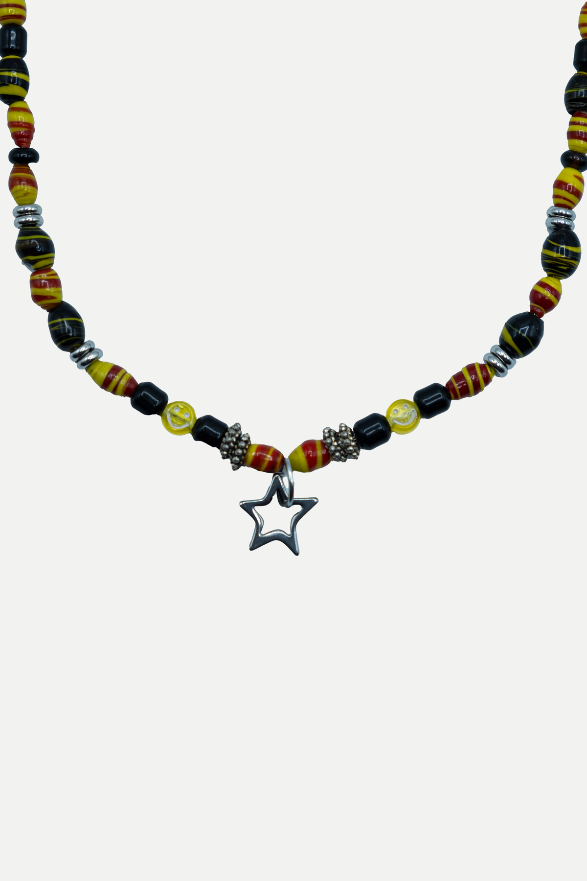 Collana Sceriffa Star con perline nere, gialle e rosse e pendente a stella color argento